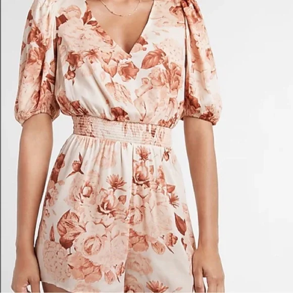 Express Floral Print Romper in Cream and Blush Pink - Size XS - Picture 2 of 8